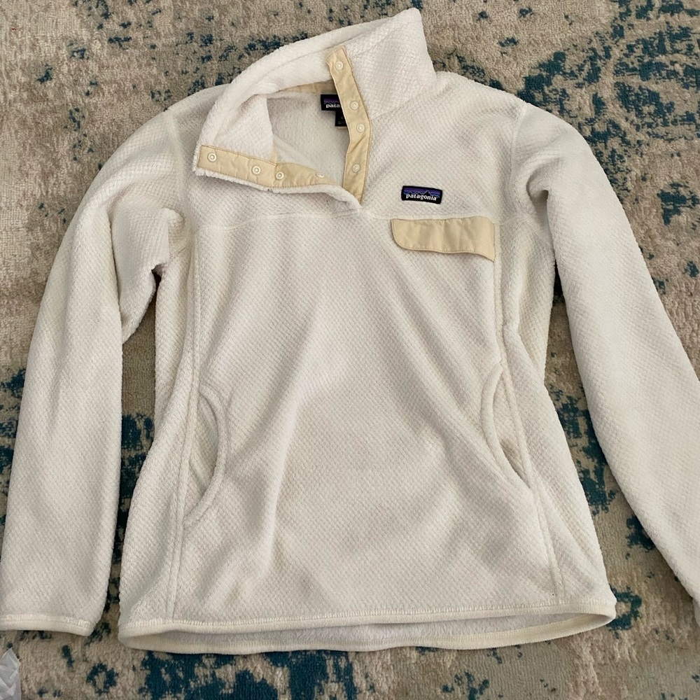 White/cream Patagonia pullover